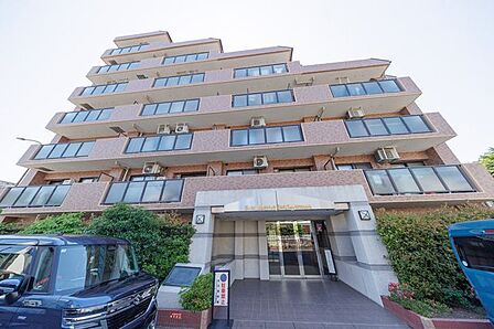 外壁タイル貼のマンションです。平成8年1月築。