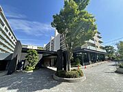 総戸数325戸の大規模マンション。車寄せを備えた堂々としたエントランスが特徴です。