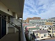 朝の光が差し込む東南向きのバルコニー！