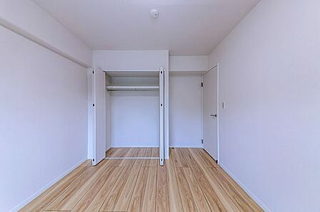 洋室(2)クローゼット付きのお部屋です。リビングとは反対側のため、お仕事部屋や書斎としてもおススメです。