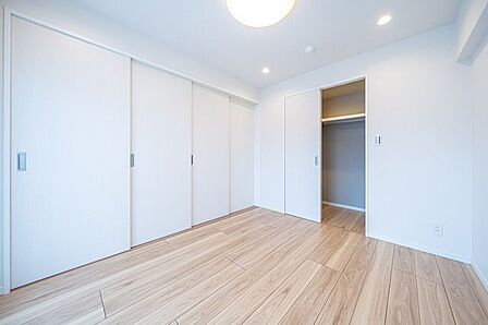 洋室(5.4帖) ウォークインクローゼットを備えた収納力のあるお部屋です。