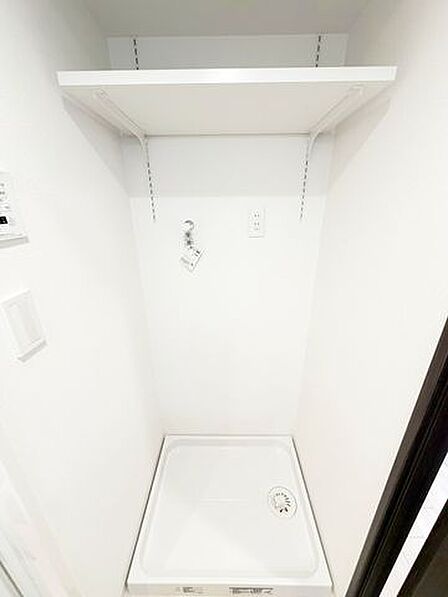 防水パン、洗濯水栓の上部には棚が付いています。