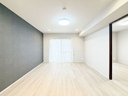 昼間は外の自然な光で、夜はお好みの照明を置いて雰囲気の違いを楽しんでみては♪