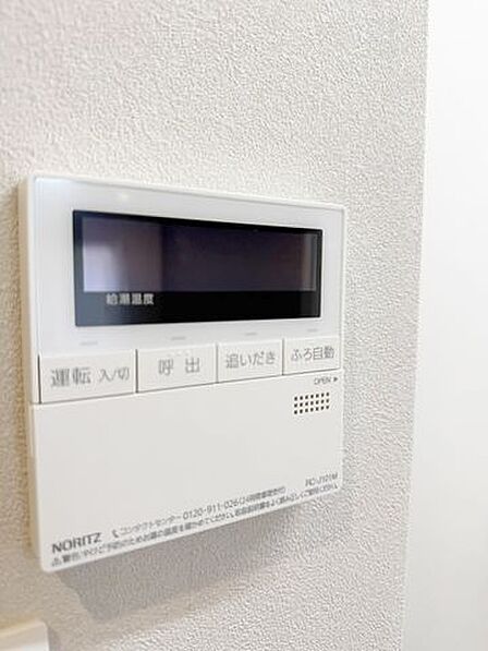 壁には給湯器リモコンが付いているため、キッチンにいながらお風呂の準備が可能です。