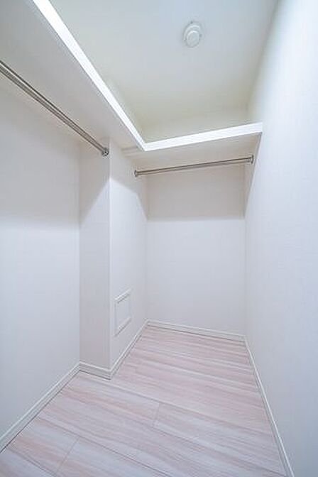 ファミリークローゼット家族全員の服や荷物を一つにまとめることで、毎日の生活や片付けが楽になりそうです。