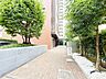 エントランス：緑が映える堂々としたエントランス。