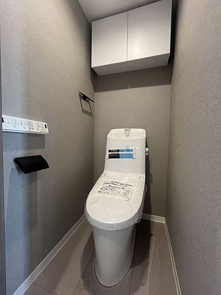 【トイレ】トイレは温水洗浄便座付です。トイレの上部には収納付。トイレットペーパー等、買い置きもしやすそうです。