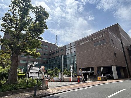 横浜市磯子区役所 徒歩6分。 440m