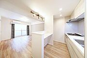 オープンでのびやかな空間を生み出すひろびろとしたLDK。家族との時間を大切にした住空間です。※リフォーム後のイメージ画像です。リフォームには別途費用がかかります。