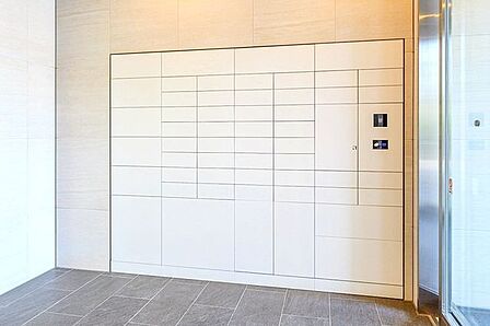 不在時にも荷物が受け取れる宅配BOX付。荷物の受け取りが多い方に便利な設備です。