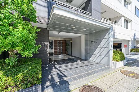 不在時にも荷物が受け取れる宅配BOX付。荷物の受け取りが多い方に便利な設備です。