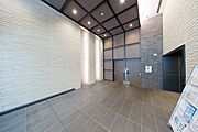 上質な寛ぎを演出する、ラウンジ感覚のエントランスホール