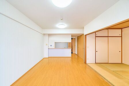 広々としたLDKがお部屋の中心。ご家族そろった楽しい時間が過ごせそうですね。※リフォーム後のイメージ画像です。リフォームには別途費用が掛かります。
