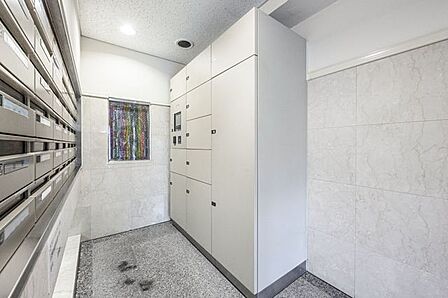 不在時にも荷物が受け取れる宅配BOX付。荷物の受け取りが多い方に便利な設備です。