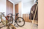 趣味の道具やアウトドア用品の収納にも便利なインナーガレージ付です。※室内の家具や調度品等は価格に含まれません。