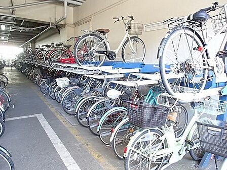 きちんと整頓された駐輪場。管理状態の良さがうかがえます。※空き状況は担当者までお問い合わせください。