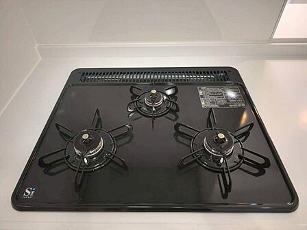 コンロは3口になっております! お料理時間も短くなりもう一品食卓を彩れそうですね!
