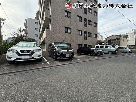 敷地内の駐車場でお車の利用も快適です!