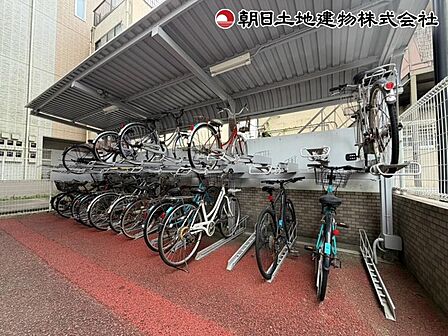 屋根付き駐輪場で雨の日も安心して自転車を保管できる使い勝手の良い共用設備です!