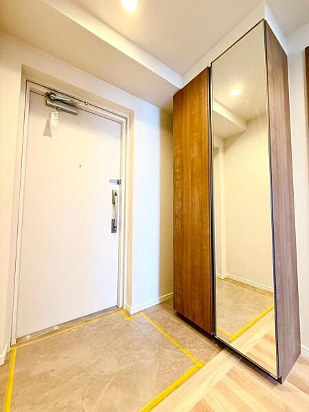 スタイリッシュでモダンな玄関アプローチが、お客様をお出迎えしてくれます