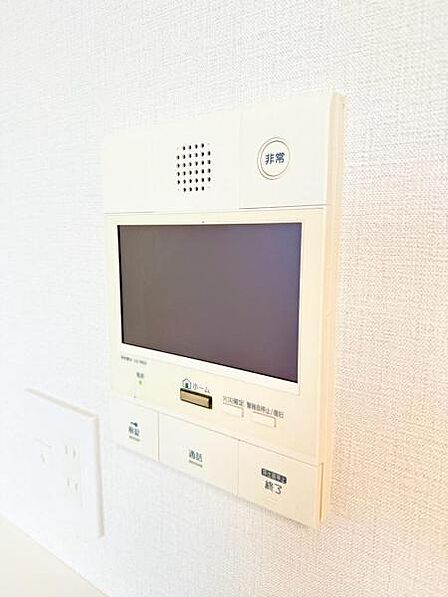 テレビモニター付きインターホン小さなテレビ画面のようなモニターが付いており、訪問者をすぐ確認することができます。