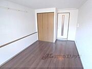 カベにちょっとした物置あります。