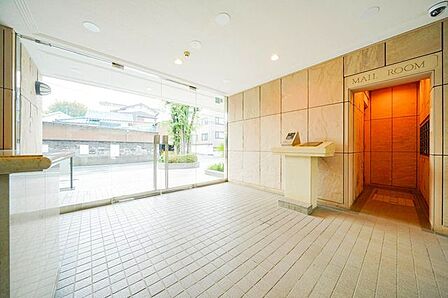 住まいの第一印象を決めるエントランスホール。清潔感もあり、管理の良さがうかがえます。
