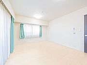 【リビング】二方向に窓があり、明るいリビング。※リフォーム後のイメージ画像です。リフォームには別途費用がかかります。