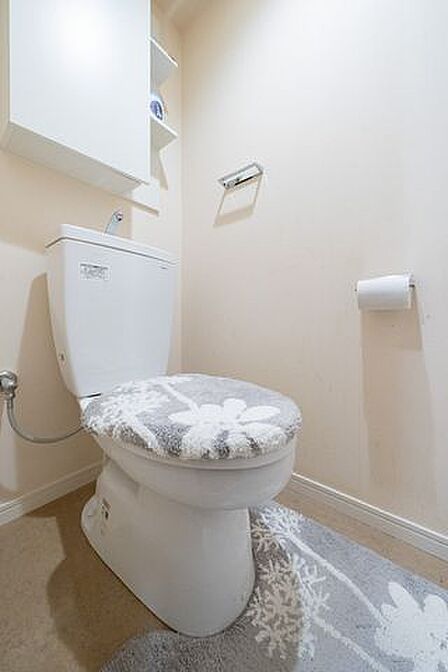 【トイレ】トイレには小物類の収納に便利な吊戸棚があります。