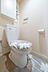 トイレ：【トイレ】トイレには小物類の収納に便利な吊戸棚があります。