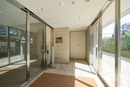マンションの顔となる、メインエントランス。オートロック設備を備えているので防犯上の安心感があります。