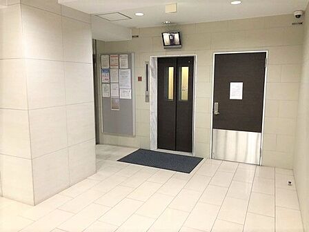 お手入れが行き届いた綺麗な共用部。防犯カメラも設置されていますので、セキュリティ面も安心感があります。