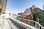 洗濯物を干したり取り込んだりしやすい奥行きのあるバルコニー。