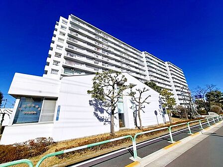 総戸数164戸の大規模レジデンス。マンションの周りには植栽や中庭のある緑豊かなマンションです。JR埼京線「北赤羽」駅まで徒歩6分！毎日の暮らしにゆとりができ、利便性の高い立地です。