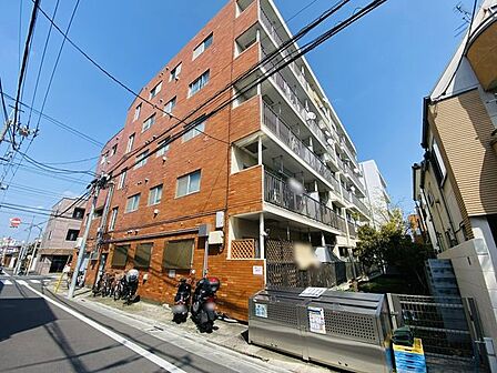 上品なタイル貼りの外観が魅力のマンション。