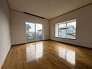 2つの窓から光を取り込むため、1日を通してお部屋の隅々まで明るさが保たれます♪
