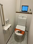 １階のトイレ：温水洗浄便座付きのトイレです。