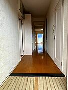 シューズボックス付きの広々とした玄関です。