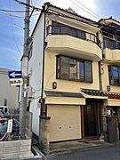 東側が月極駐車場で建物が無く、北東角地みたいな立地で陽当り・通風良好です。大阪メトロ中央線・今里筋線　緑橋駅まで約４２０m（徒歩６分）の好立地。