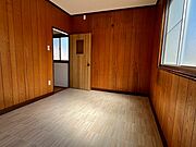 ３階洋室約６帖：南側に窓があり室内明るく通風も良好です。