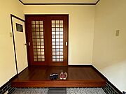 広々とした玄関です。約４年前にフローリング・クロスを張替致しました。
