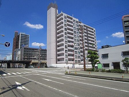 大阪メトロ千日前線・今里筋線　今里駅まで徒歩６分、近鉄難波・奈良線・大阪線　今里駅まで徒歩８分の好立地です。今里筋に面したマンションです。