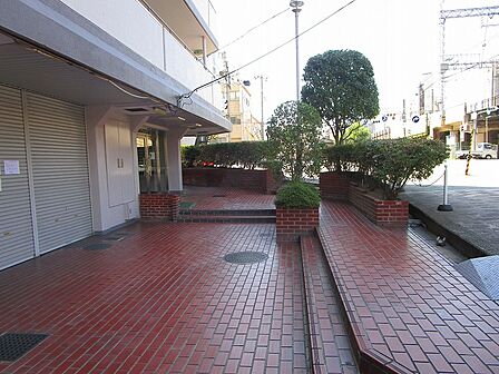 エントランスの前は広々とした歩道で安心です。