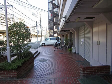 エントランスの前は広々とした歩道で安心です。