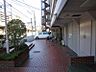 エントランス：エントランスの前は広々とした歩道で安心です。