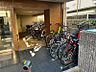 その他：エントランスの横に駐輪場があります。