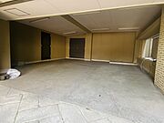 電動シャッター付きの大型駐車場付きです。