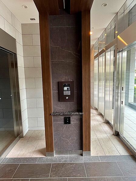 オートロック完備のエントランス(風除室)