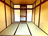 和室：３階和室６帖：南からの採光タップリで室内大変明るく通風も良好です。壁いっぱいに押入が２ヵ所もあり収納がタップリ出来ます。（畳表替、クロス・襖・障子張替等）