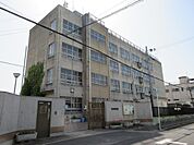 高井田中学校まで約１０２０ｍ（徒歩１３分）です。